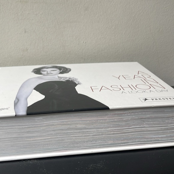 A year in fashion a look a day coffee table book - Picture 14 of 15